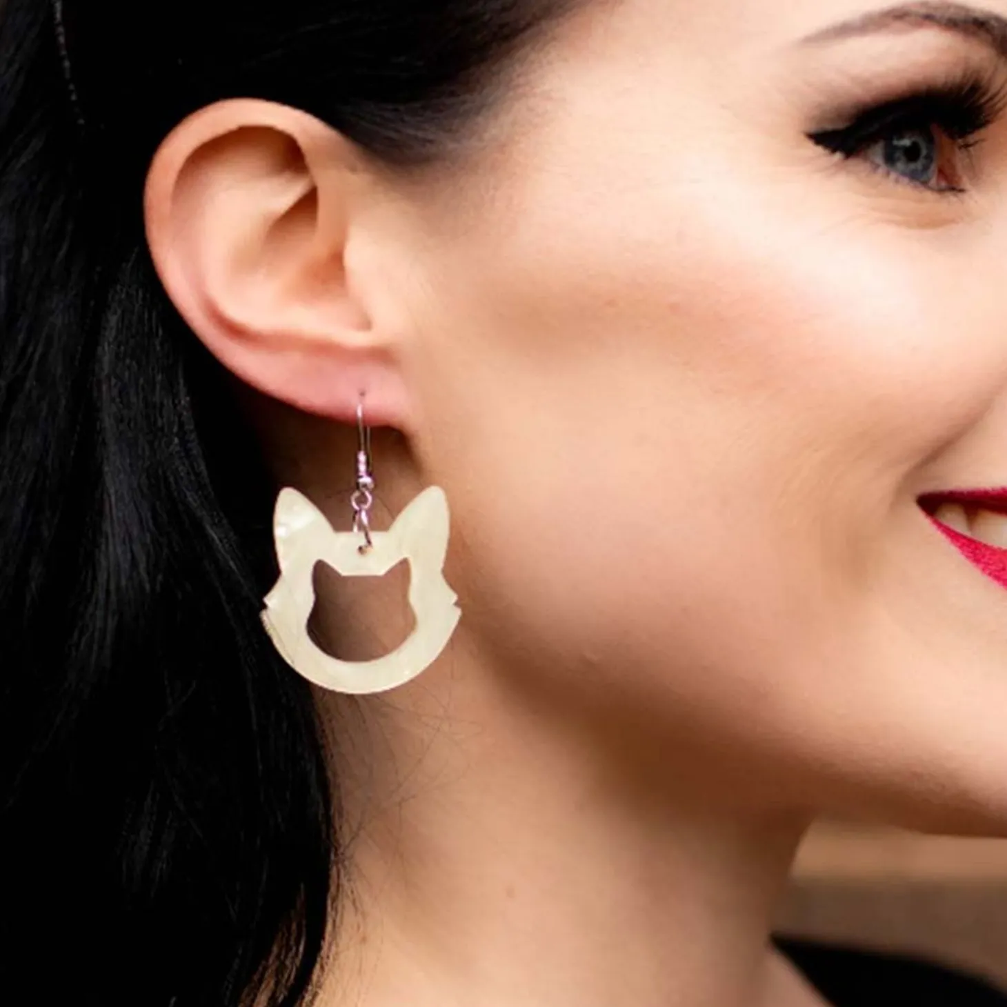 Cat Head Ripple Resin Drop Earrings - White